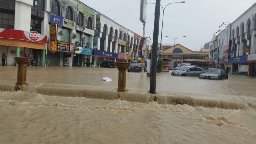 Another flash flood hit Kajang, November 12, 2014. Photo by Berita Harian.