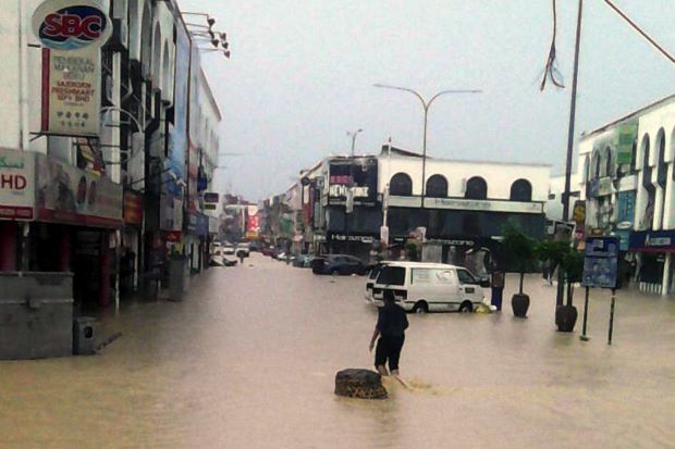 Streets flooded near Kajang market. (The Star)